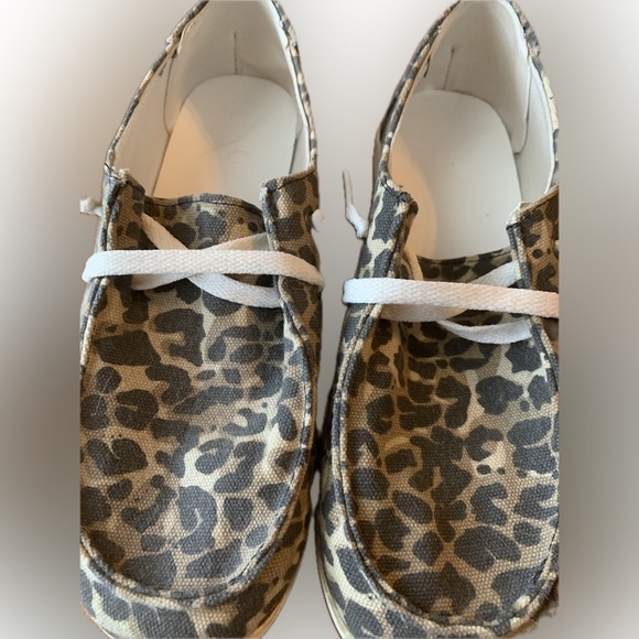Ladies, leopard print canvas shoes. Size 7 up to 7 1/2 - Picture 3 of 9